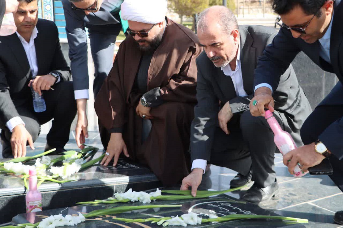حضور مسئولان در پارک مزار شهدای شهر کندر